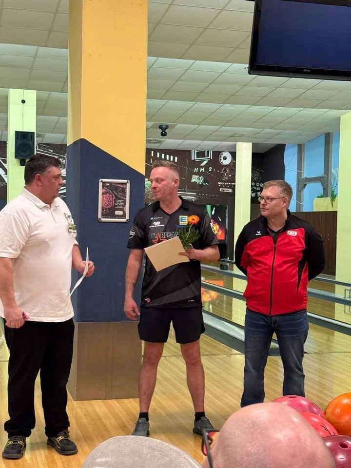 v.l. Andreas Träger Vizepräsident Bowling, Rene Kater, Bastian Schaaf Abteilungsleiter BSG Pneumant Fürstenwalde
